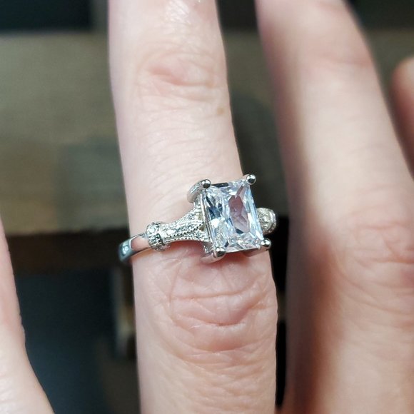 Size 6 925 Sterling Silver Cubic Zirconia Brilliant Gem Ring - Picture 4 of 8
